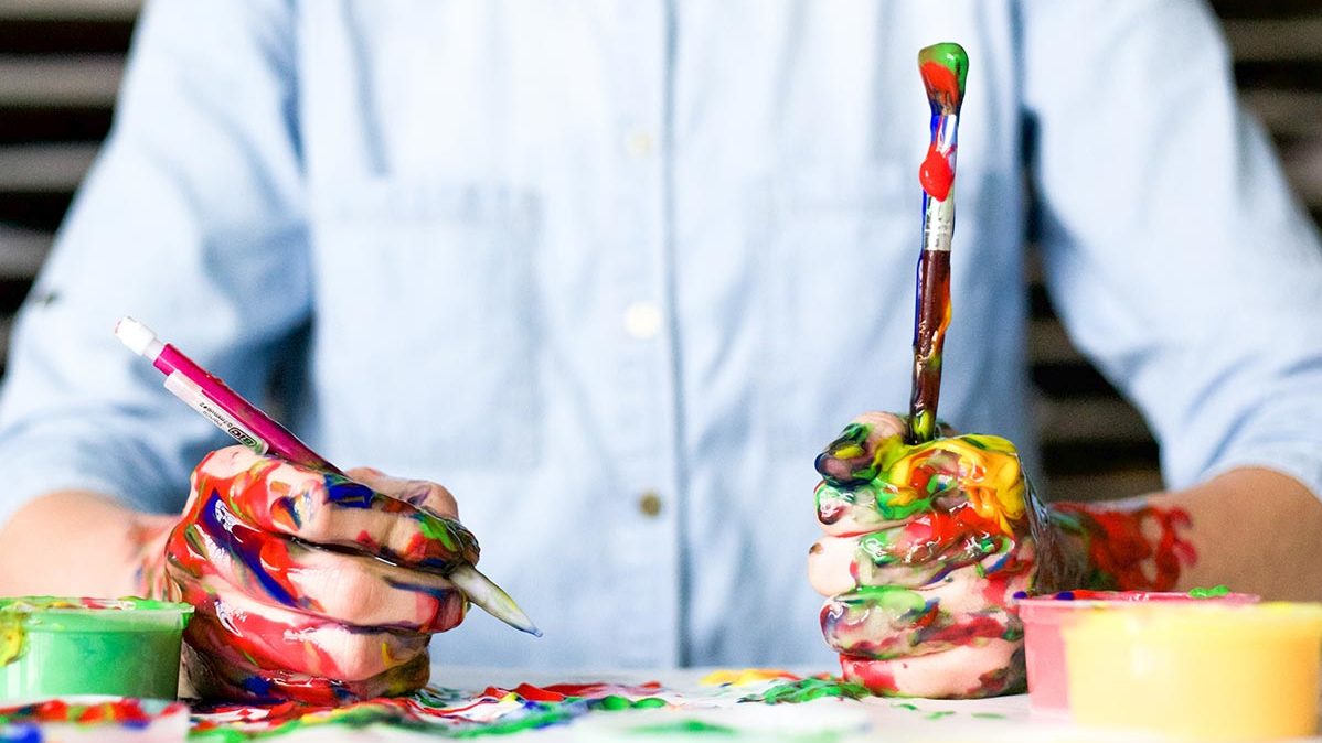 mains, pinceaux et peinture