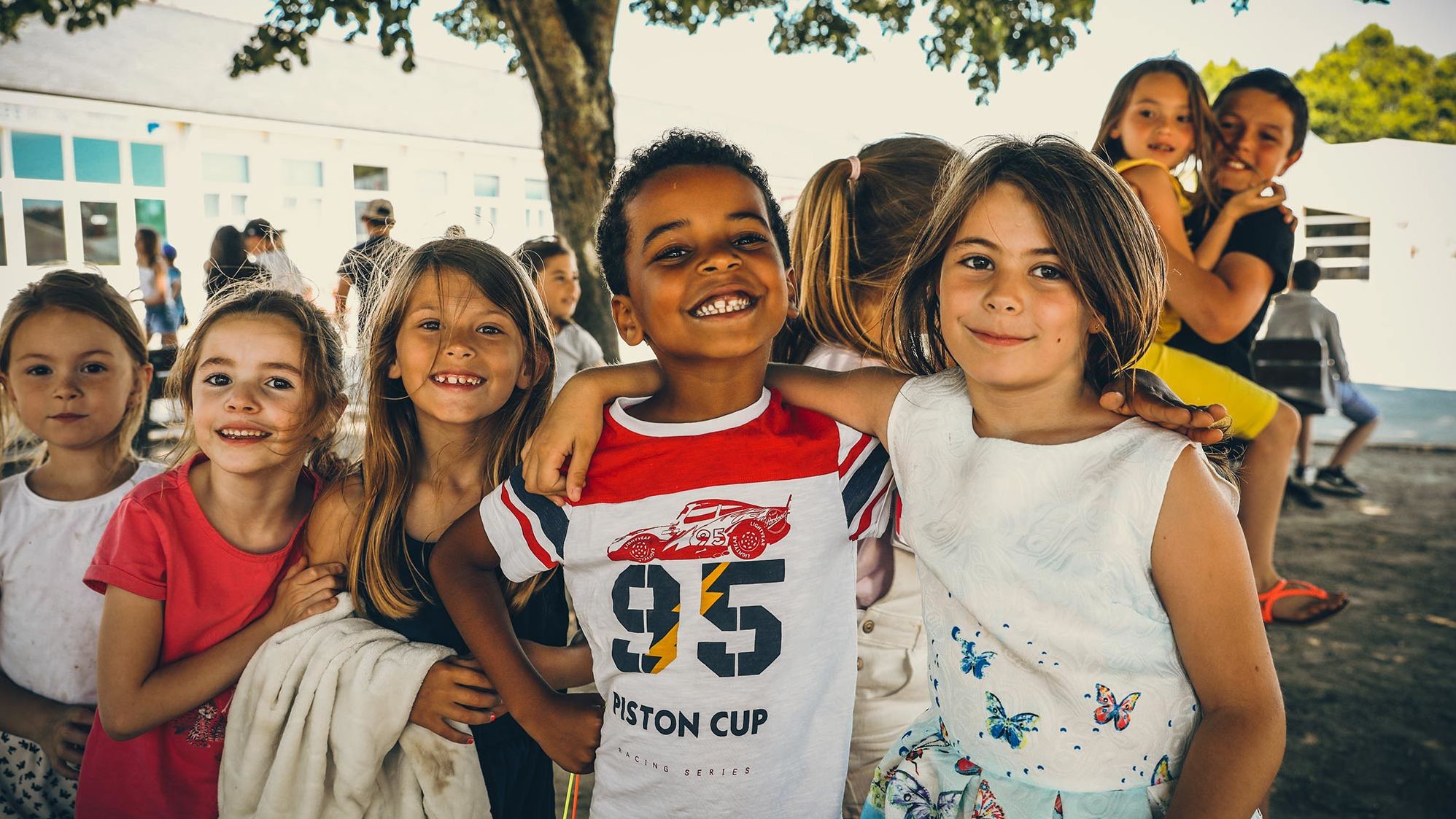 Enfants dans la cour d'école