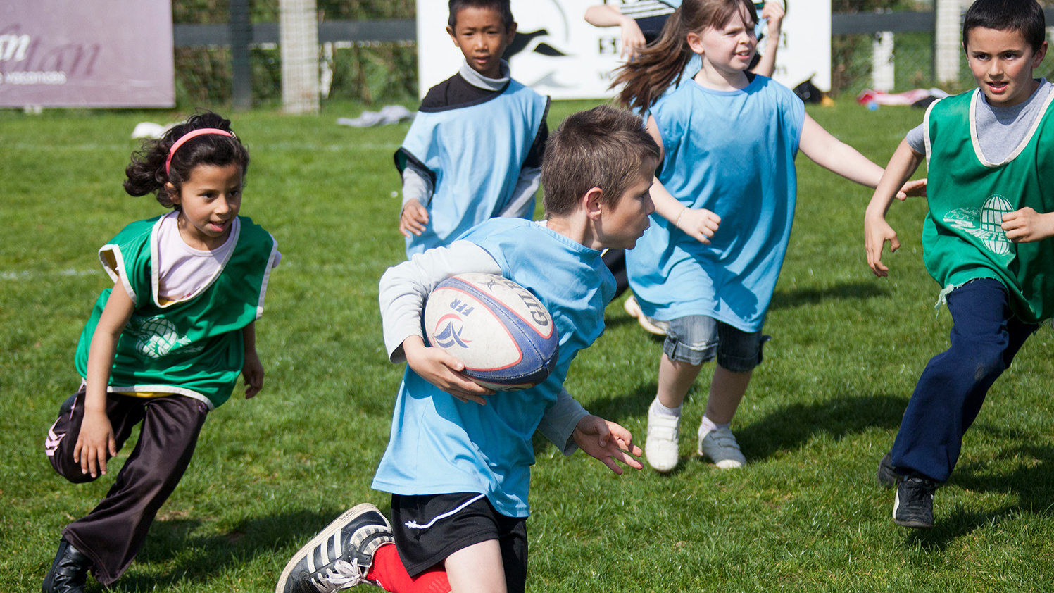 enfants jouant au rugby