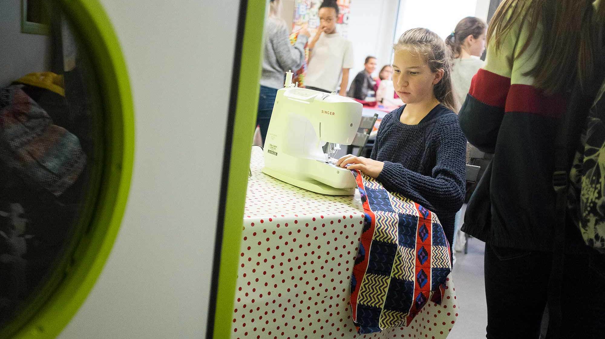 Atelier couture au Stud!o ©Denis Pascal