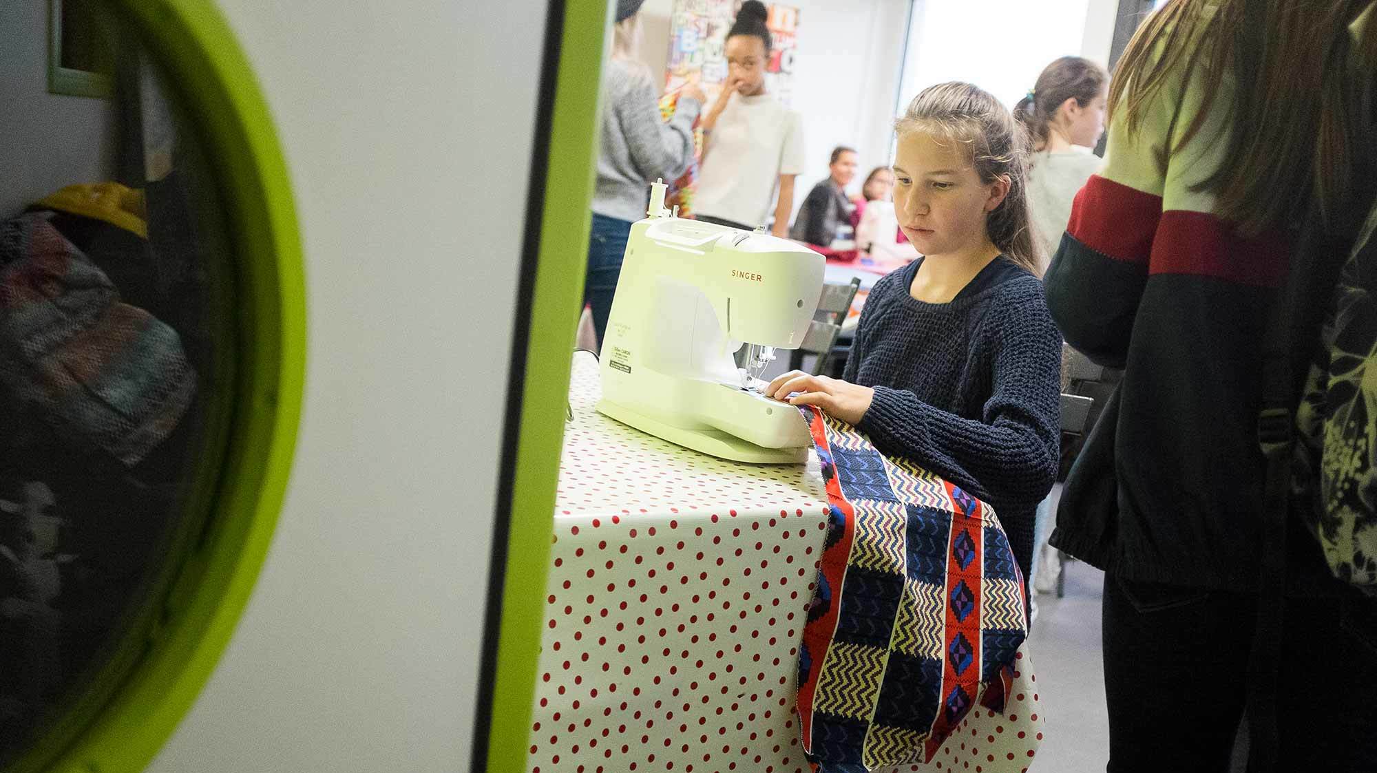 Atelier couture au Stud!o ©Denis Pascal