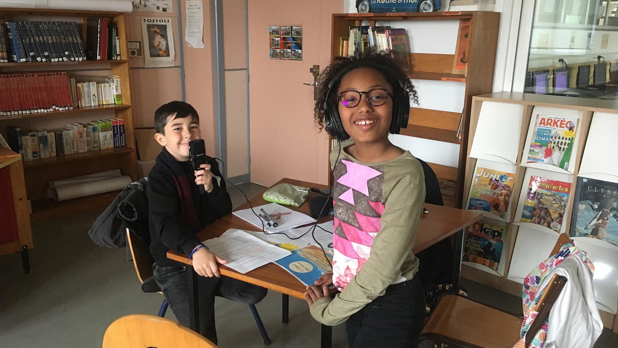 Enfants autour d'une table avec casque et micro