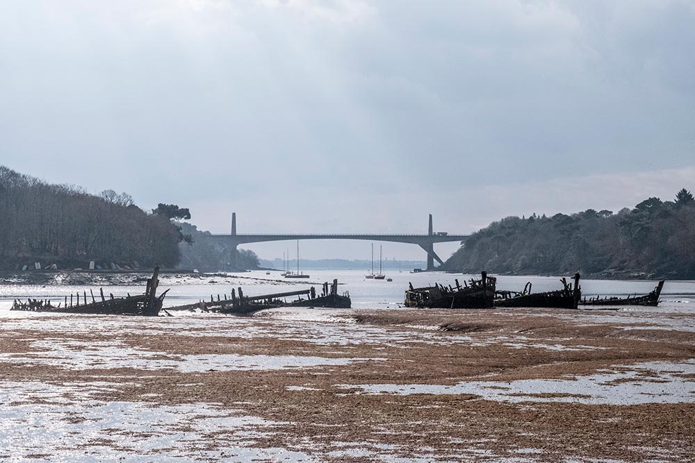 Vue du cimetière de bateaux de Kerhervy 