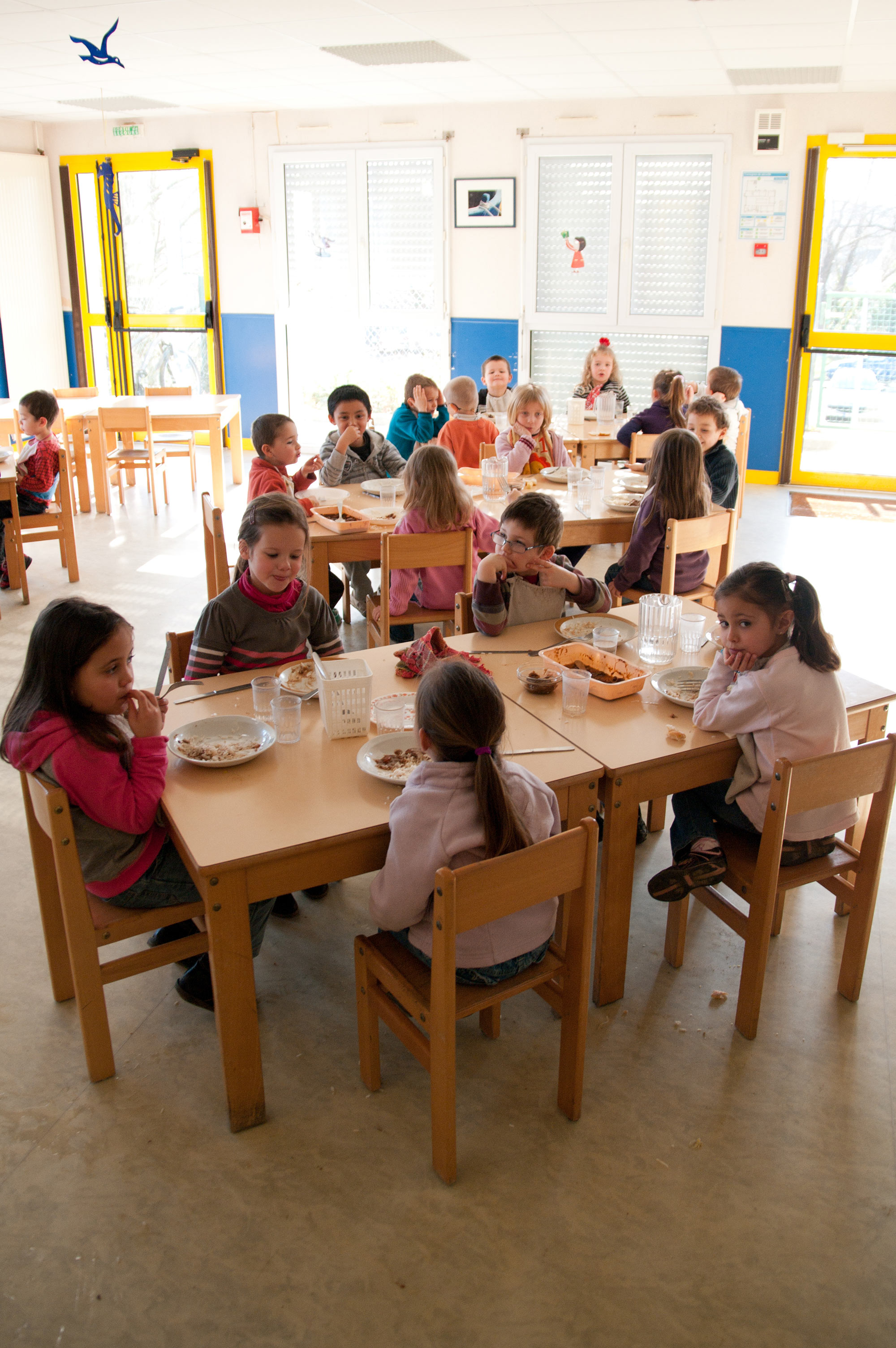 enfants qui mangent à la cantine