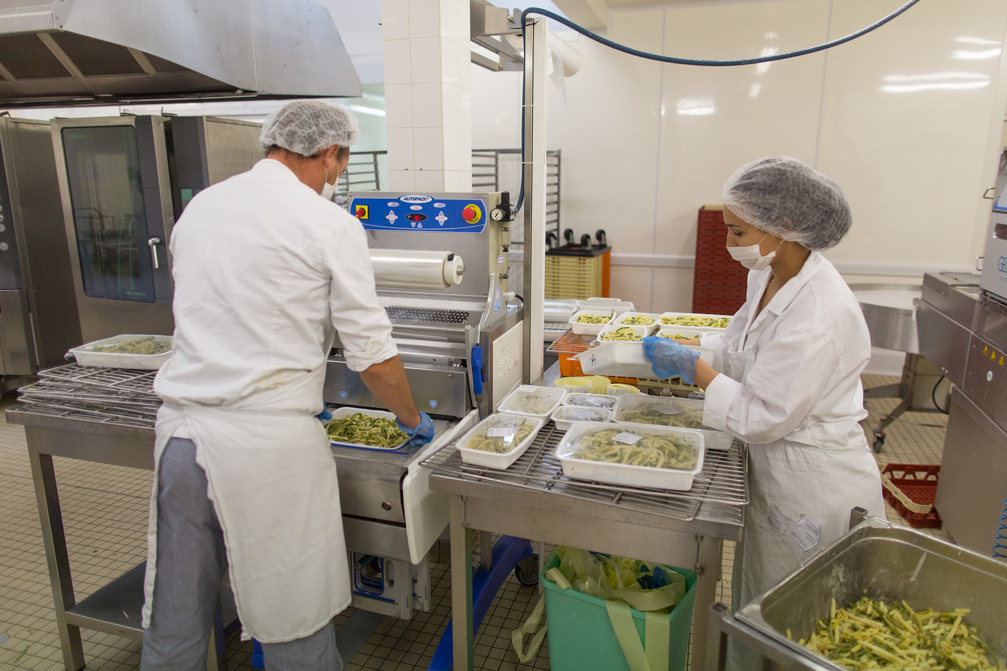 Agents préparant des repas à la cuisine centrale