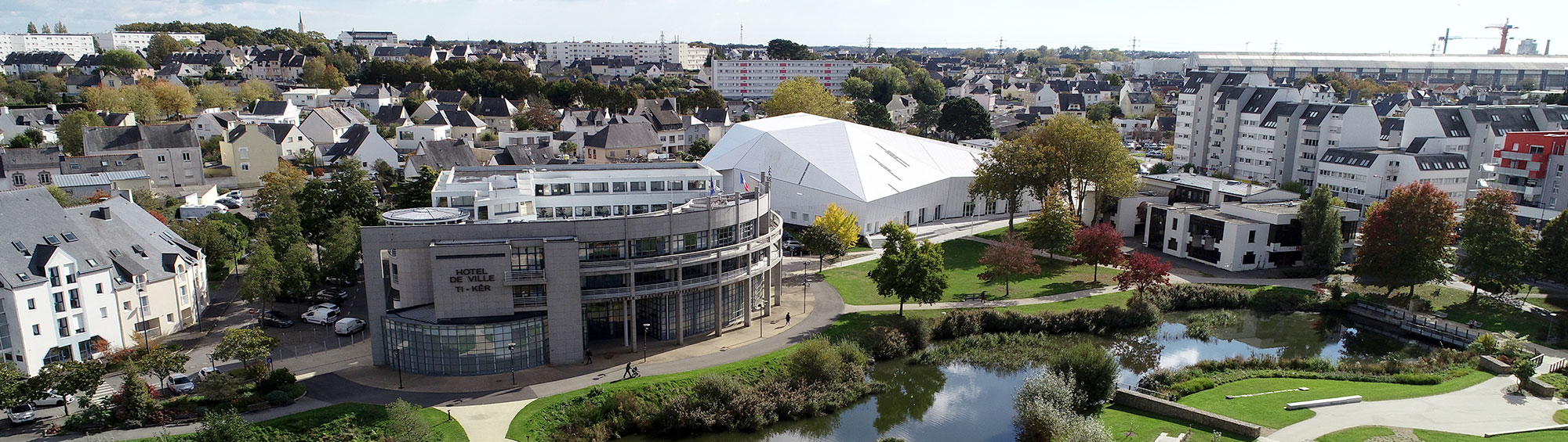 Vue drone de l'hôtel de ville de Lanester
